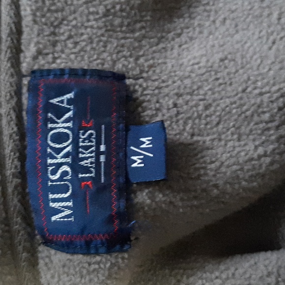 Muskoka Lakes sweatshirt/hoodie. Day & Ross logo on cuff of sleeve. - Picture 4 of 4